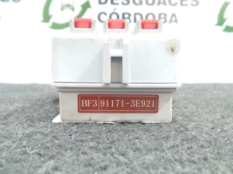 Recambio de caja reles / fusibles para kia sorento 2.5 crdi referencia OEM IAM 911713E921  5.PINES