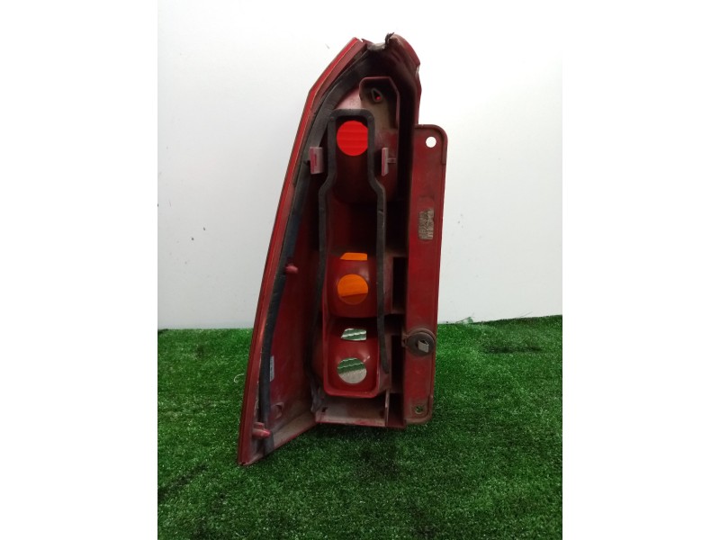 Recambio de piloto trasero derecho para ford focus turnier (cak) referencia OEM IAM  CON TARA - FISURADO 