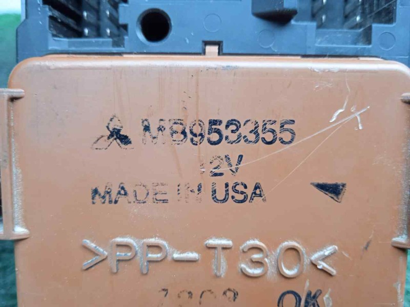 Recambio de caja reles / fusibles para mitsubishi carisma berina 5 (da0) 1.9 turbodiesel referencia OEM IAM MB953355  