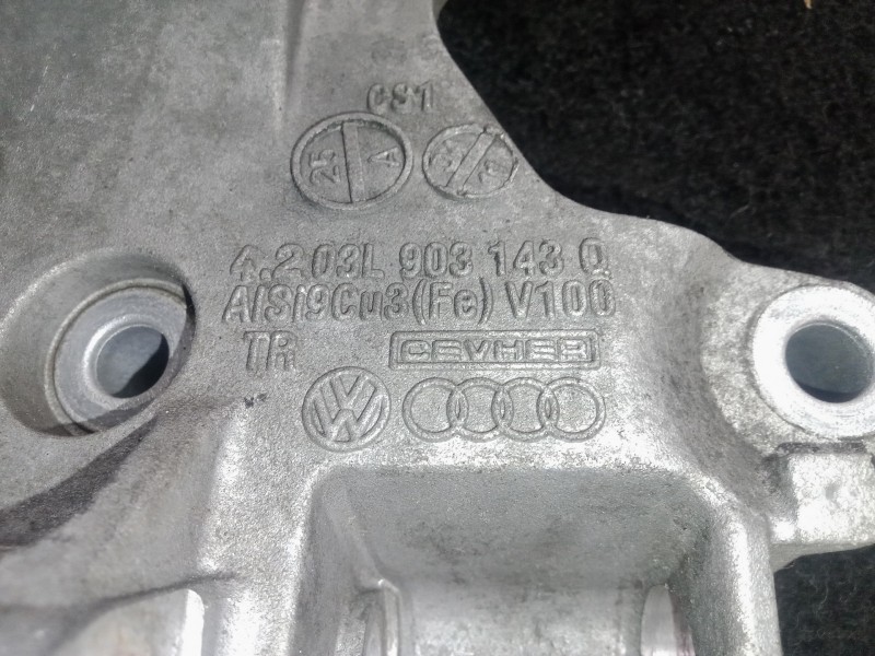 Recambio de soporte alternador para seat leon (1p1) 1.6 tdi referencia OEM IAM 03L903143Q  