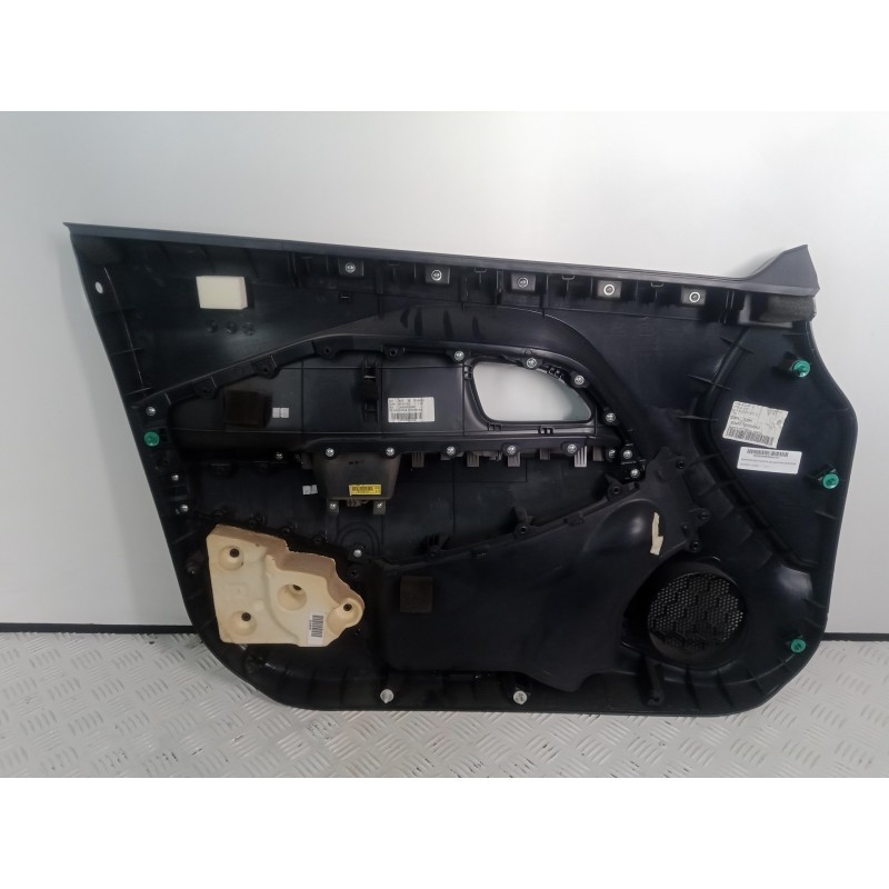 Recambio de guarnecido puerta delantera derecha para kia rio 1.2 cat referencia OEM IAM 823021W020HU  