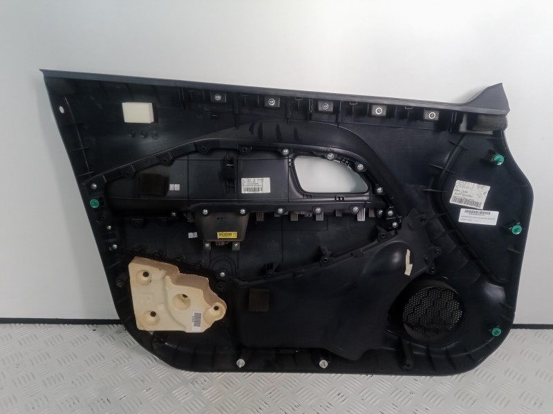 Recambio de guarnecido puerta delantera derecha para kia rio 1.2 cat referencia OEM IAM 823021W020HU  