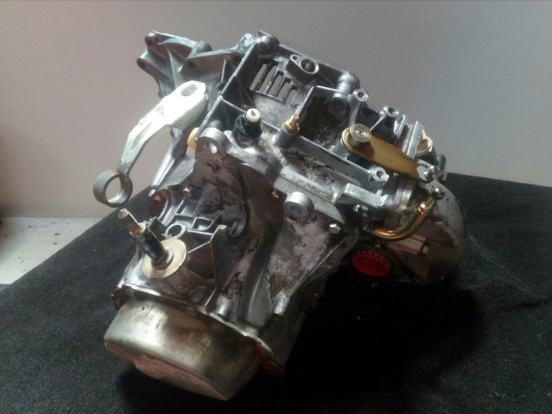 Recambio de caja cambios para peugeot 205 berlina 1.8 diesel cat referencia OEM IAM 20CH58 5.VELOCIDADES MANUAL