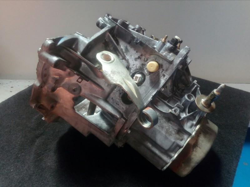 Recambio de caja cambios para peugeot 205 berlina 1.8 diesel cat referencia OEM IAM 20CH58 5.VELOCIDADES MANUAL