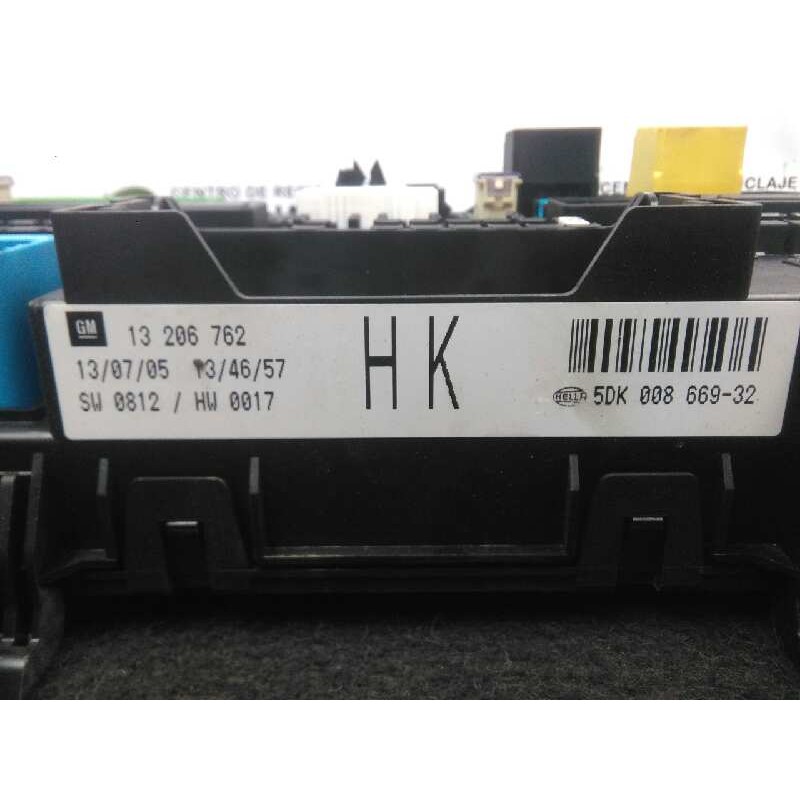 Recambio de caja reles / fusibles para opel astra h berlina 1.4 16v referencia OEM IAM 13206762-5DK00866932  