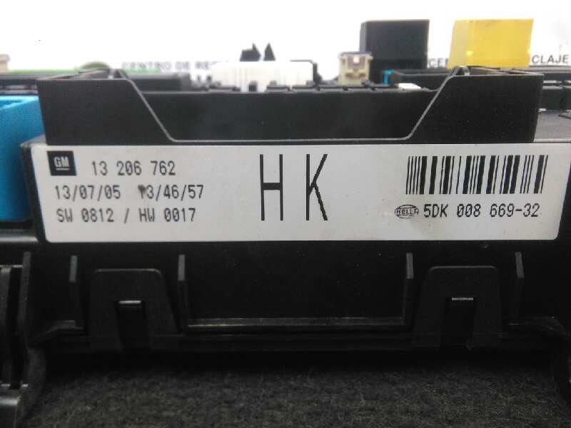 Recambio de caja reles / fusibles para opel astra h berlina 1.4 16v referencia OEM IAM 13206762-5DK00866932  