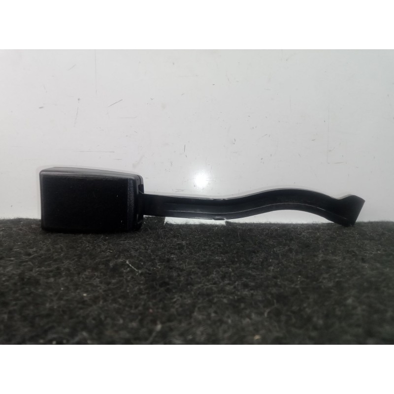 Recambio de enganche cinturon delantero derecho para seat leon (1p1) 2.0 tdi referencia OEM IAM 5P0857756E  