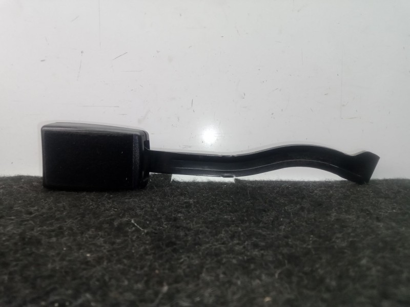 Recambio de enganche cinturon delantero derecho para seat leon (1p1) 2.0 tdi referencia OEM IAM 5P0857756E  