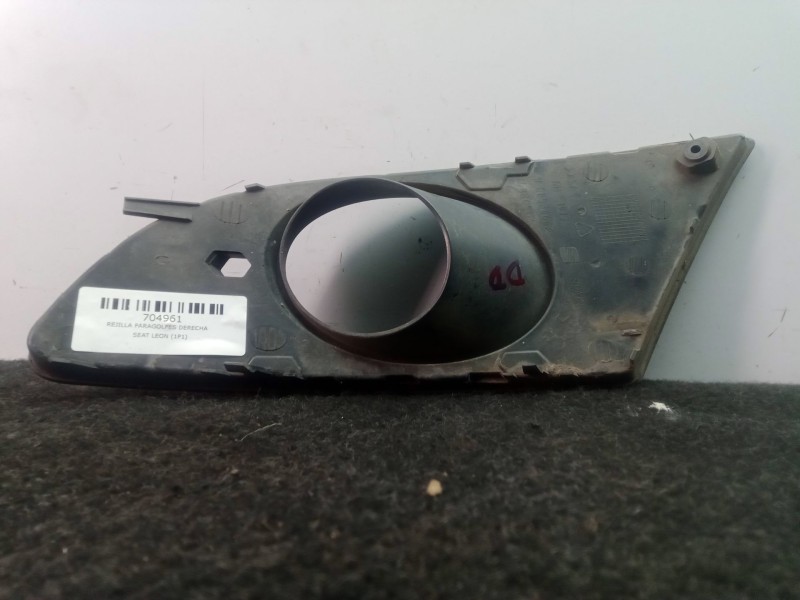 Recambio de rejilla paragolpes derecha para seat leon (1p1) 2.0 tdi referencia OEM IAM 1P0853666A  