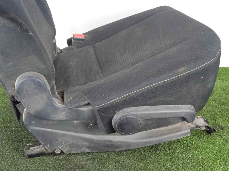 Recambio de asientos trasero derecho para toyota rav 4 2.2 d-4d cat referencia OEM IAM 7107742570C4-7161142100  