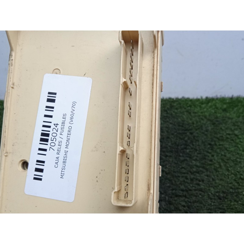 Recambio de caja reles / fusibles para mitsubishi montero (v60/v70) 3.2 di-d cat referencia OEM IAM 3A160417  
