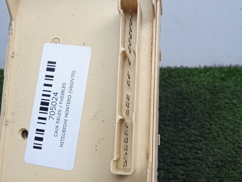 Recambio de caja reles / fusibles para mitsubishi montero (v60/v70) 3.2 di-d cat referencia OEM IAM 3A160417  