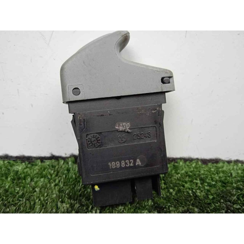 Recambio de mando elevalunas delantero izquierdo para renault twingo (co6) 1.2 referencia OEM IAM 189832A 5.PINES IZQUIERDO