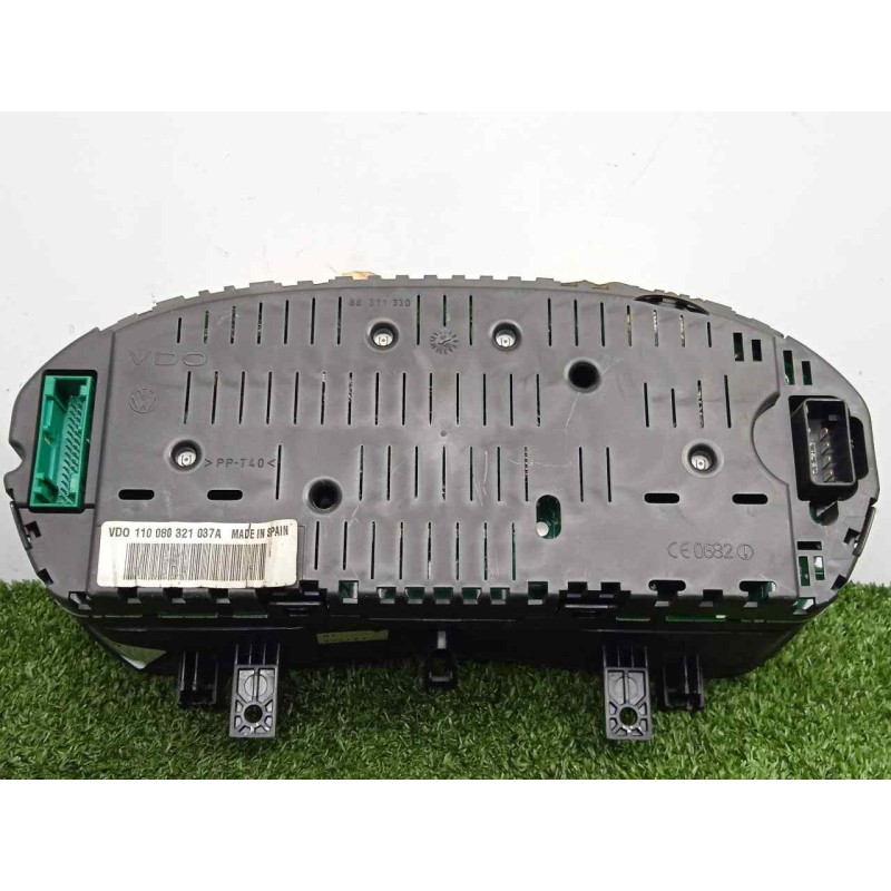 Recambio de cuadro instrumentos para volkswagen polo (9n3) 1.4 tdi referencia OEM IAM 110080321037A 2.CONECTORES VDO