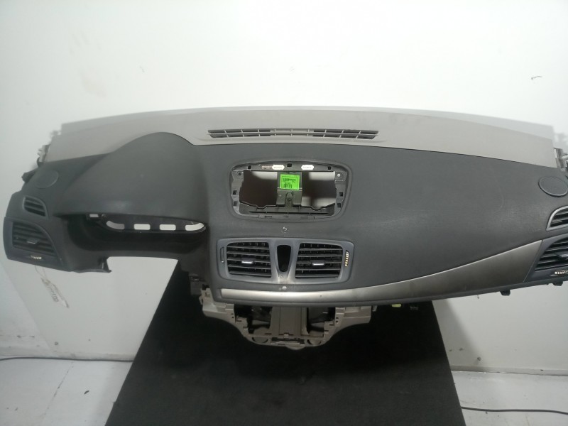Recambio de salpicadero para renault megane iii berlina 5 p 1.5 dci diesel cat referencia OEM IAM 681000020R  