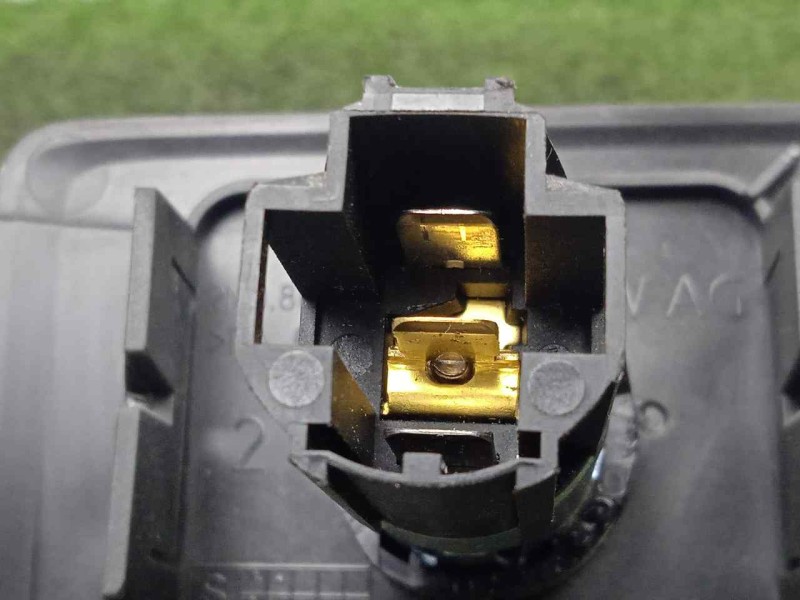 Recambio de moldura para man tge kasten (uy) 2.0 tdi referencia OEM IAM 2N0864147 MECHERO 