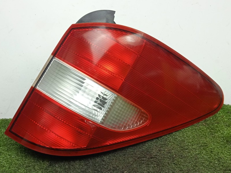 Recambio de piloto trasero derecho para ssangyong rodius 2.7 turbodiesel cat referencia OEM IAM 8860221  