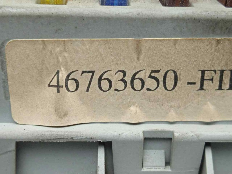 Recambio de caja reles / fusibles para fiat punto berlina (188) 1.2 cat referencia OEM IAM 46763650  