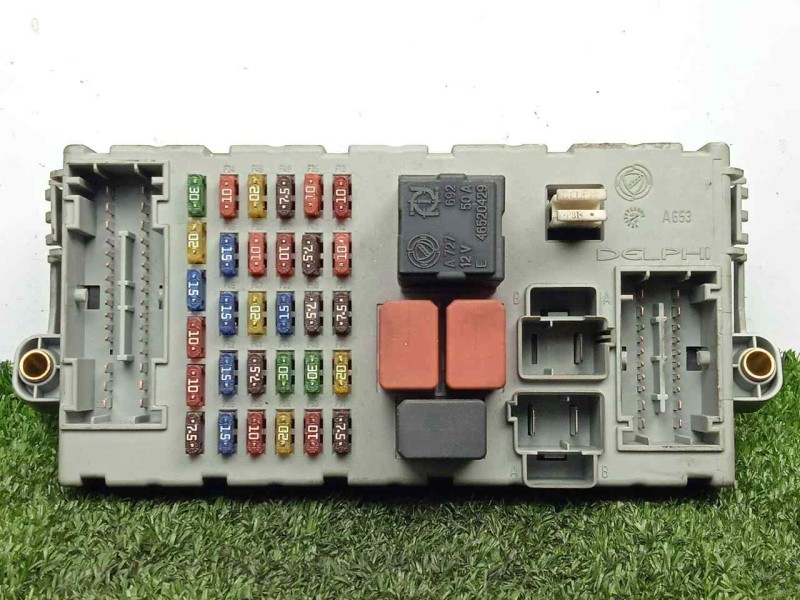 Recambio de caja reles / fusibles para fiat punto berlina (188) 1.2 cat referencia OEM IAM 46520600CPL-46774358NPL  