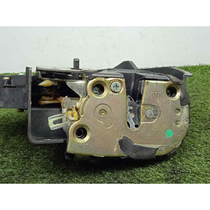 Recambio de cerradura puerta trasera derecha para lexus is200 (gxe10) sport cross referencia OEM IAM 6933053030 8.PINES 