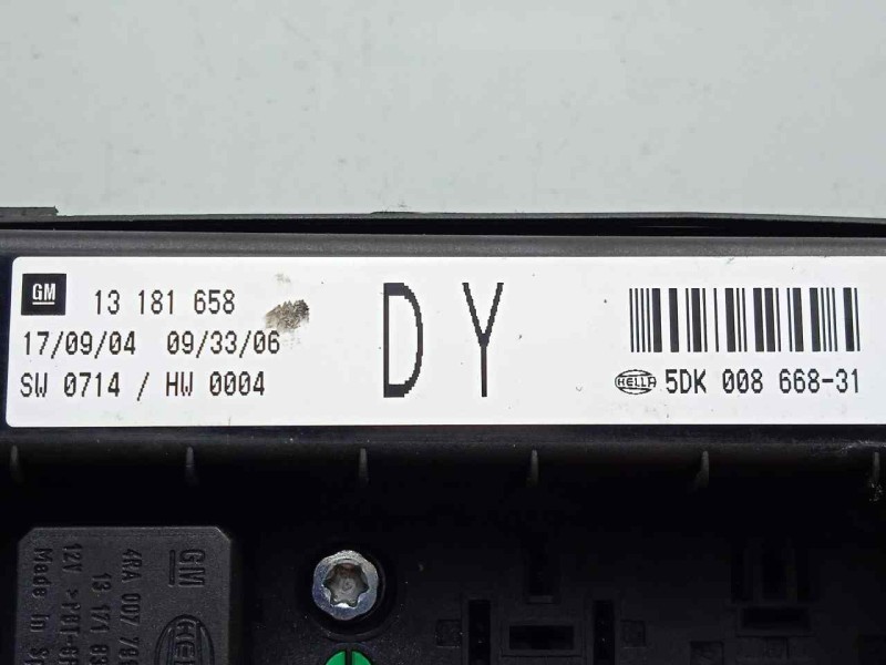 Recambio de caja reles / fusibles para opel astra h berlina 1.7 16v cdti referencia OEM IAM 5DK00866831-13181658  