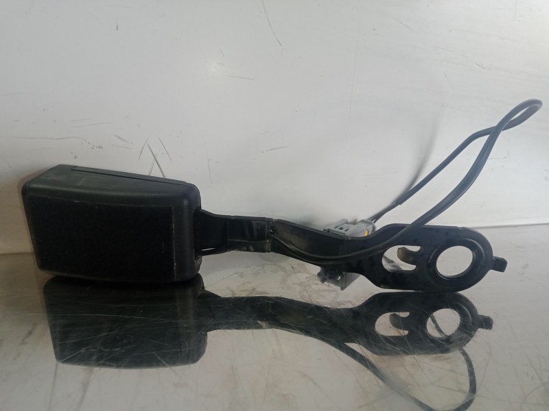 Recambio de enganche cinturon delantero izquierdo para peugeot 208 1.2 12v vti referencia OEM IAM JK2371-9328A  