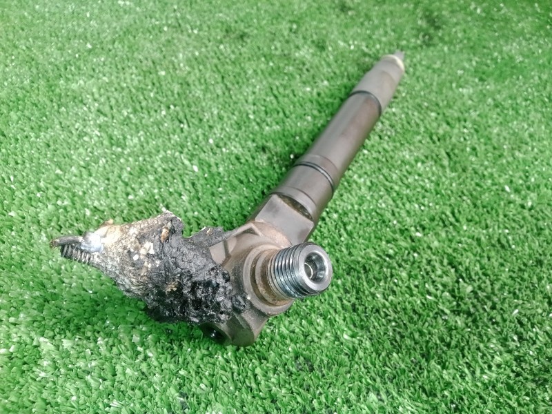 Recambio de inyector para toyota hilux (kun) referencia OEM IAM 236700E020 DENSO 2.PINES