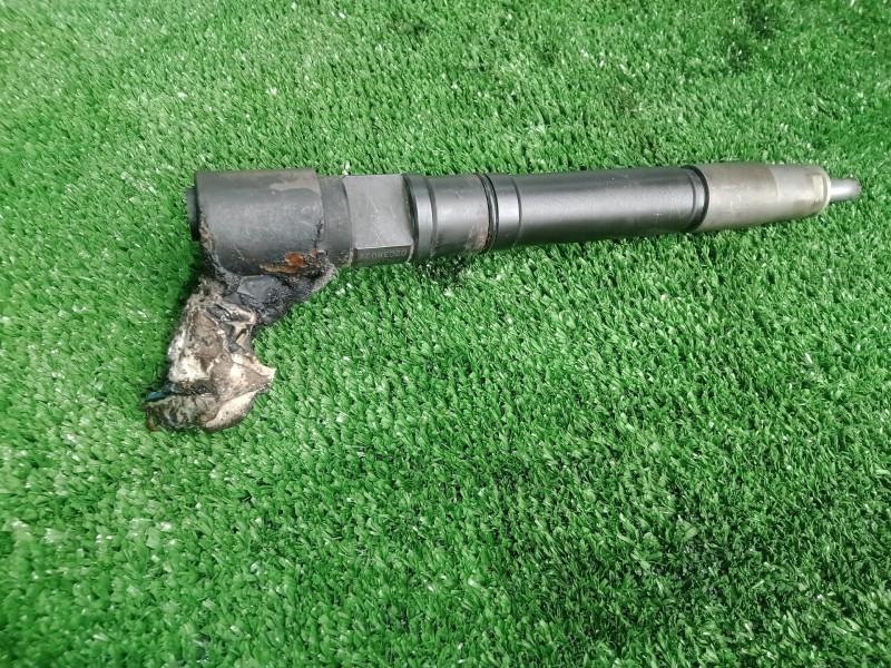 Recambio de inyector para toyota hilux (kun) referencia OEM IAM 236700E020 DENSO 2.PINES