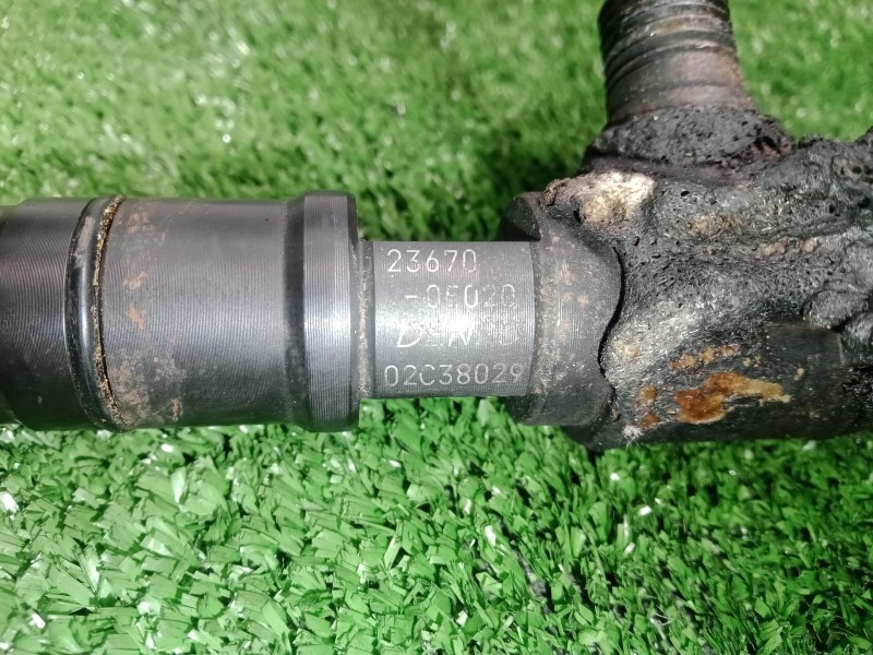 Recambio de inyector para toyota hilux (kun) referencia OEM IAM 236700E020 DENSO 2.PINES