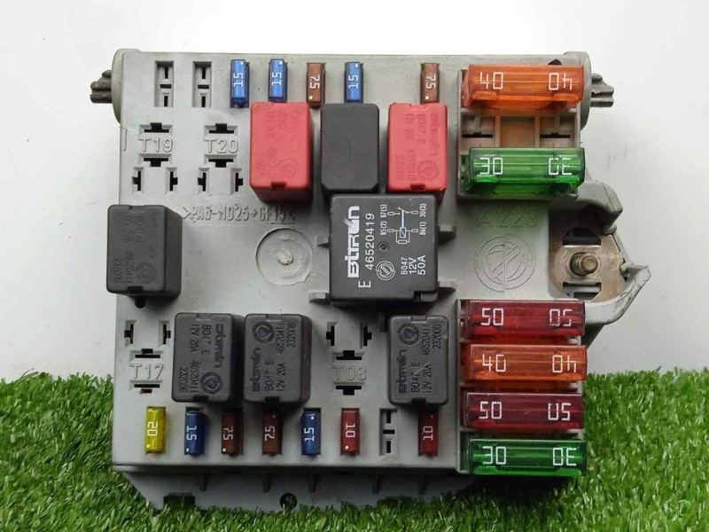 Recambio de caja reles / fusibles para alfa romeo 147 (190) 1.6 16v cat referencia OEM IAM 51742419  