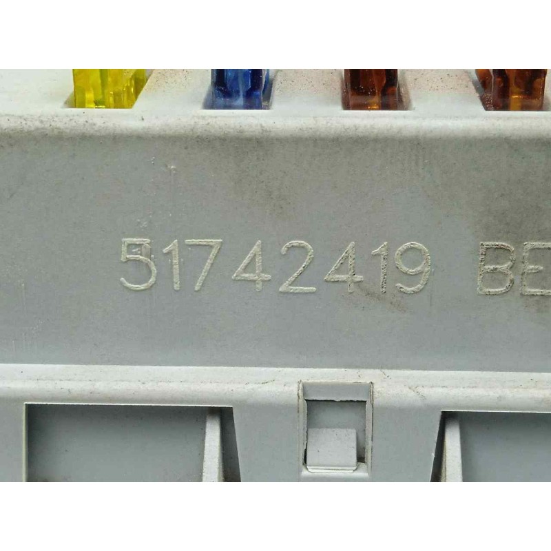 Recambio de caja reles / fusibles para alfa romeo 147 (190) 1.6 16v cat referencia OEM IAM 51742419  