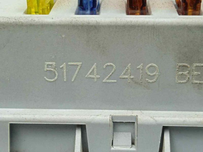 Recambio de caja reles / fusibles para alfa romeo 147 (190) 1.6 16v cat referencia OEM IAM 51742419  