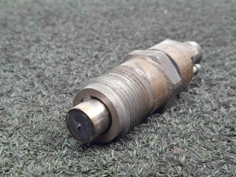 Recambio de inyector para nissan serena (c23m) 2.3 diesel referencia OEM IAM KCN18P1 BOSCH 