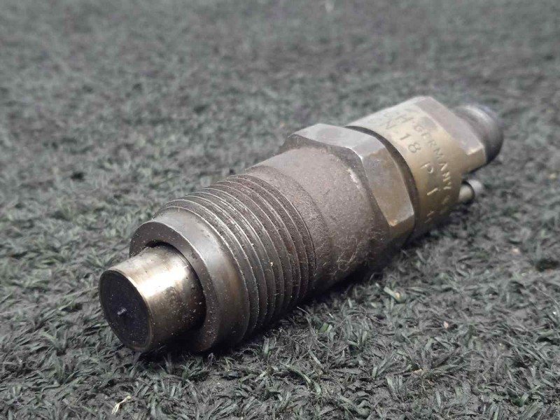 Recambio de inyector para nissan serena (c23m) 2.3 diesel referencia OEM IAM KCN18P1 BOSCH 