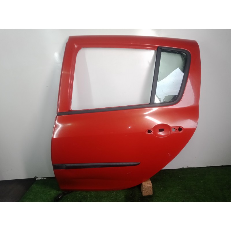 Recambio de puerta trasera izquierda para renault clio iii 1.2 referencia OEM IAM   ROJO