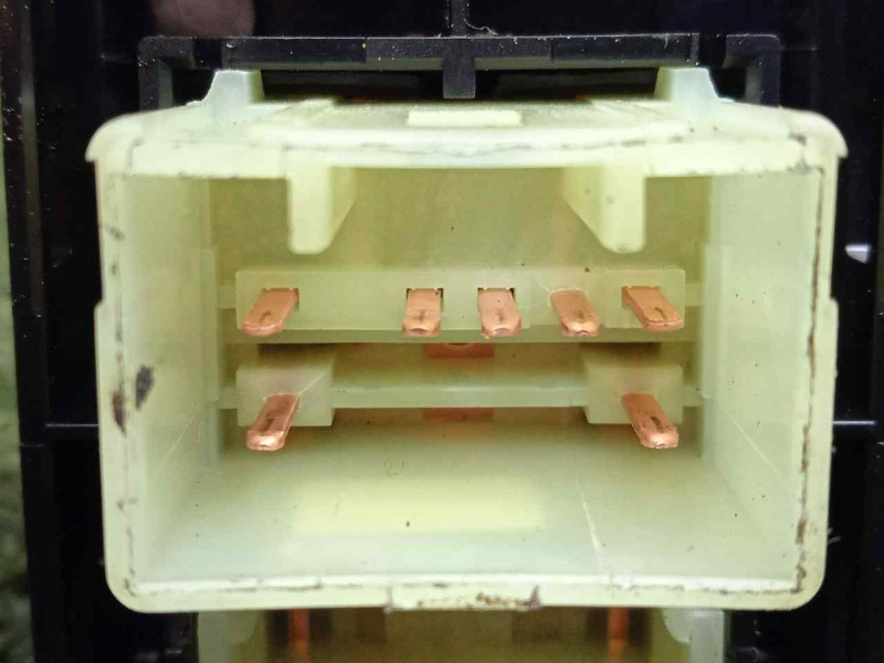 Recambio de mando elevalunas trasero derecho para kia ceed 1.0 tgdi cat referencia OEM IAM 40B5221500  