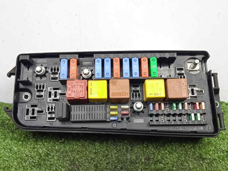 Recambio de caja reles / fusibles para opel vectra c berlina 1.9 cdti referencia OEM IAM 13170899-5190066104  