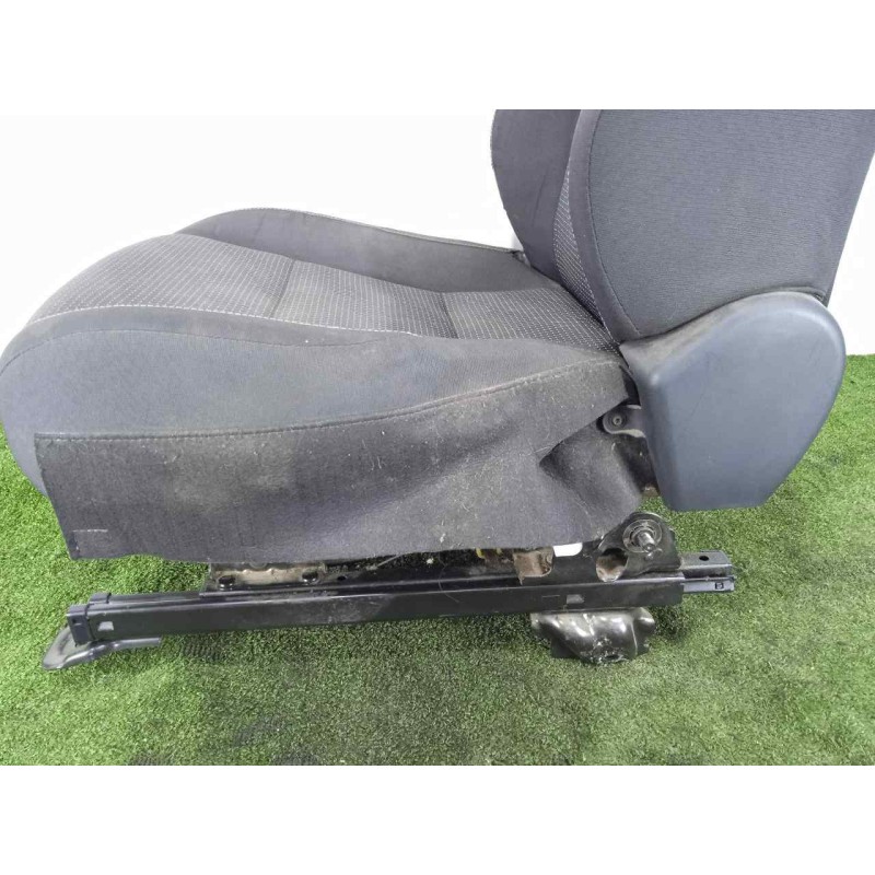 Recambio de asiento delantero derecho para toyota auris 1.4 turbodiesel cat referencia OEM IAM  TELA NEGRO