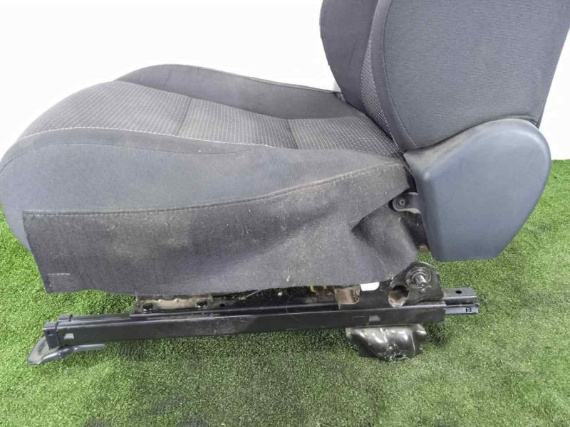 Recambio de asiento delantero derecho para toyota auris 1.4 turbodiesel cat referencia OEM IAM  TELA NEGRO