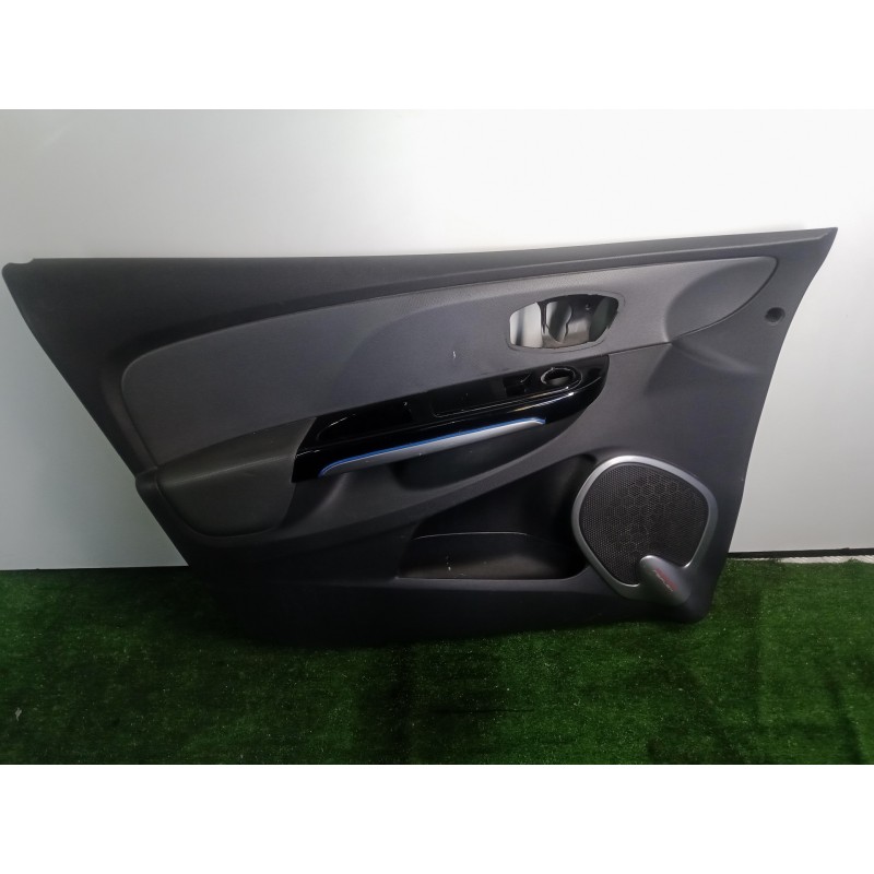 Recambio de guarnecido puerta delantera izquierda para renault clio iv 1.2 tce energy referencia OEM IAM   