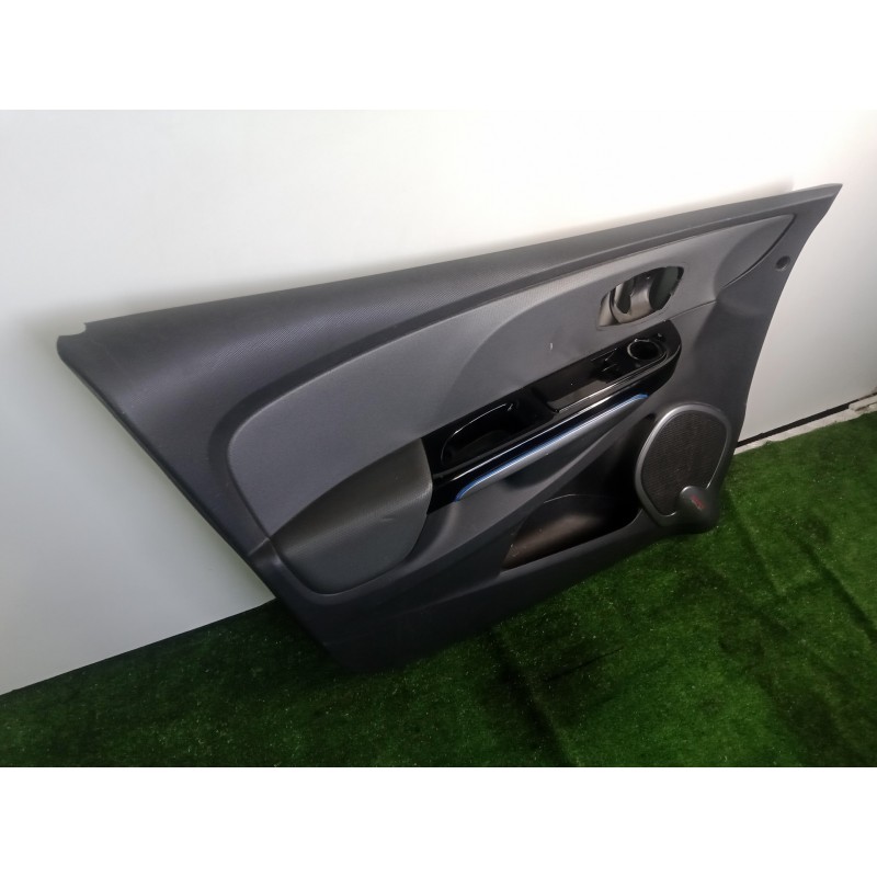 Recambio de guarnecido puerta delantera izquierda para renault clio iv 1.2 tce energy referencia OEM IAM   