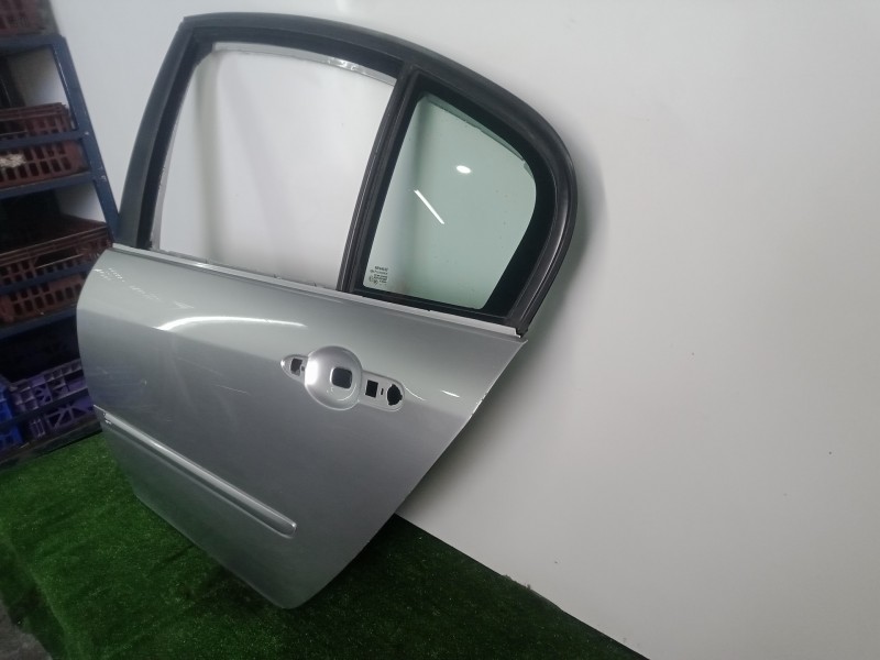 Recambio de puerta trasera izquierda para renault laguna iii 1.5 dci diesel referencia OEM IAM   