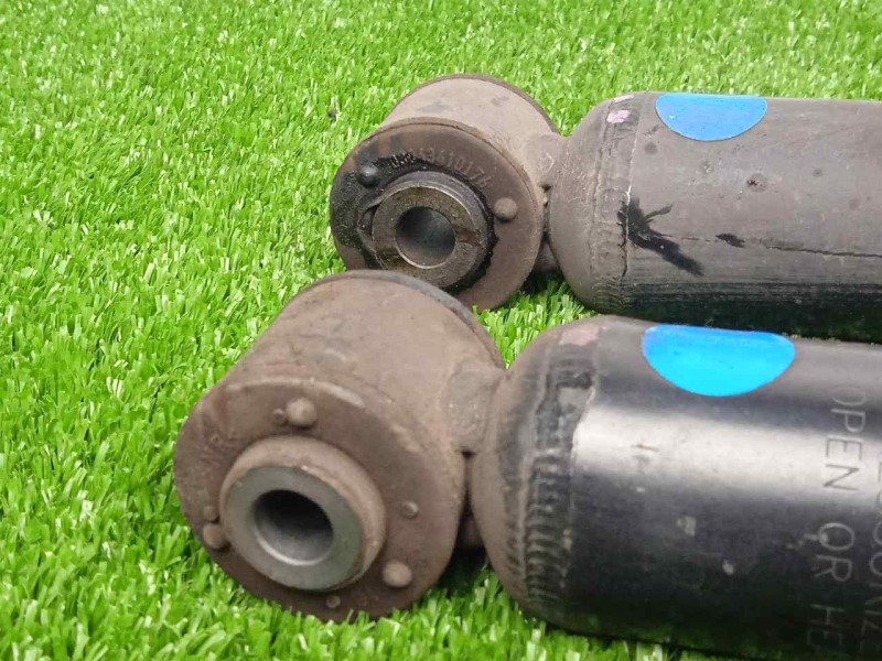 Recambio de juego amortiguadores trasero para toyota yaris 1.3 16v cat referencia OEM IAM 485300DA00  