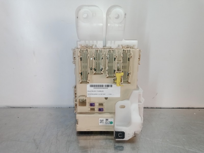 Recambio de caja reles / fusibles para toyota auris 1.6 16v cat referencia OEM IAM 63583366-8273012  