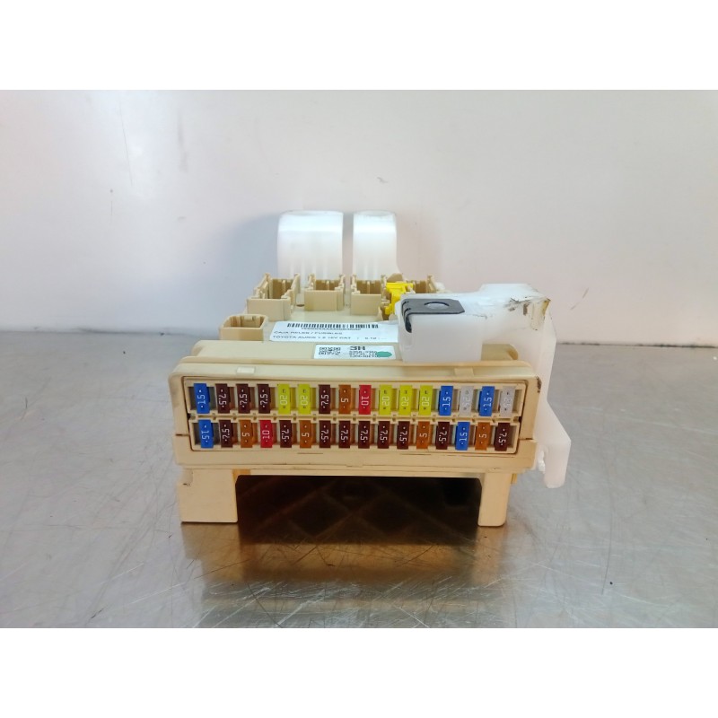 Recambio de caja reles / fusibles para toyota auris 1.6 16v cat referencia OEM IAM 63583366-8273012  