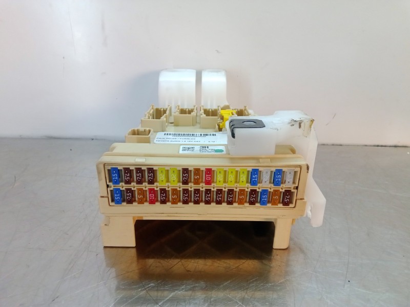 Recambio de caja reles / fusibles para toyota auris 1.6 16v cat referencia OEM IAM 63583366-8273012  