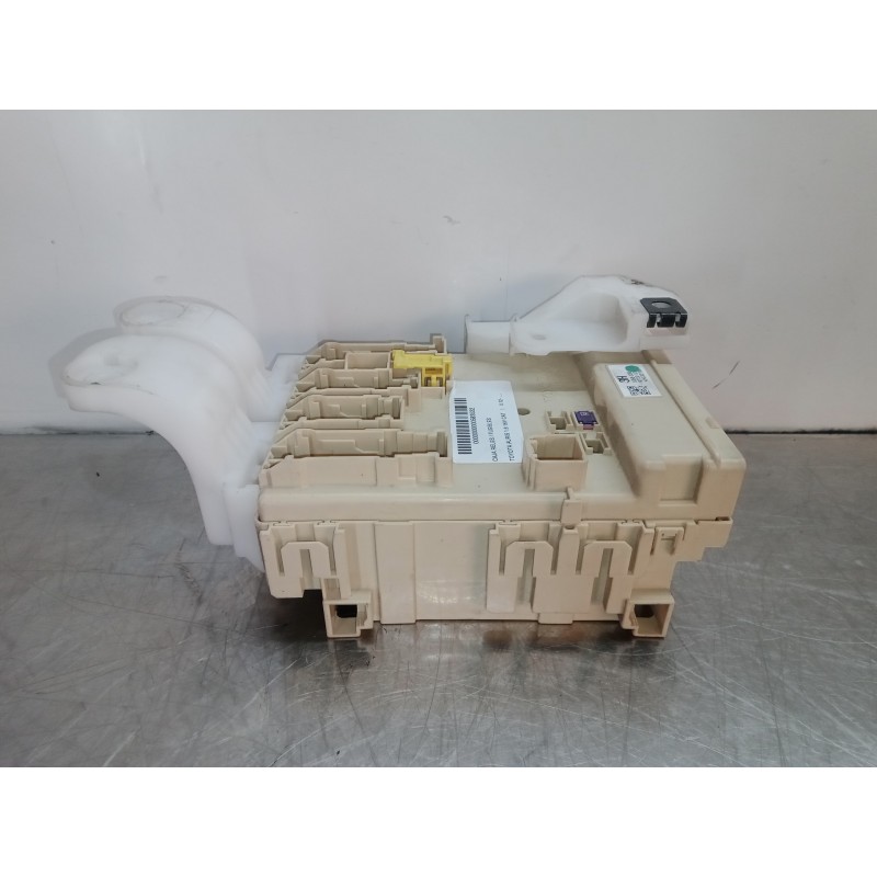 Recambio de caja reles / fusibles para toyota auris 1.6 16v cat referencia OEM IAM 63583366-8273012  
