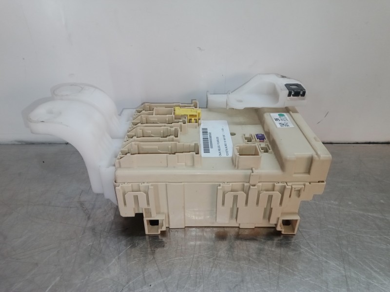 Recambio de caja reles / fusibles para toyota auris 1.6 16v cat referencia OEM IAM 63583366-8273012  