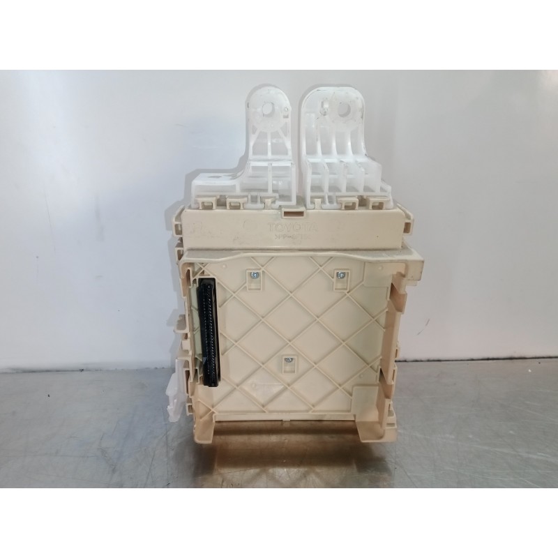 Recambio de caja reles / fusibles para toyota auris 1.6 16v cat referencia OEM IAM 63583366-8273012  