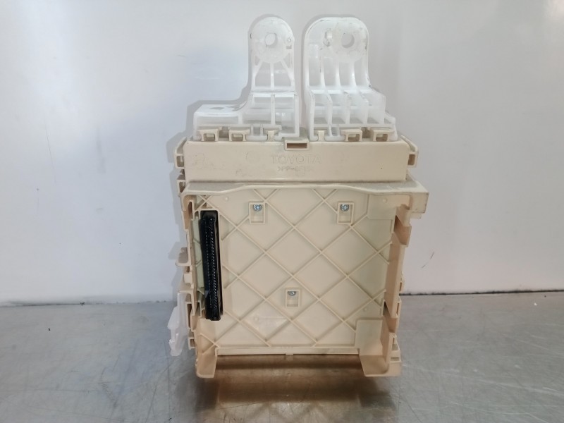 Recambio de caja reles / fusibles para toyota auris 1.6 16v cat referencia OEM IAM 63583366-8273012  